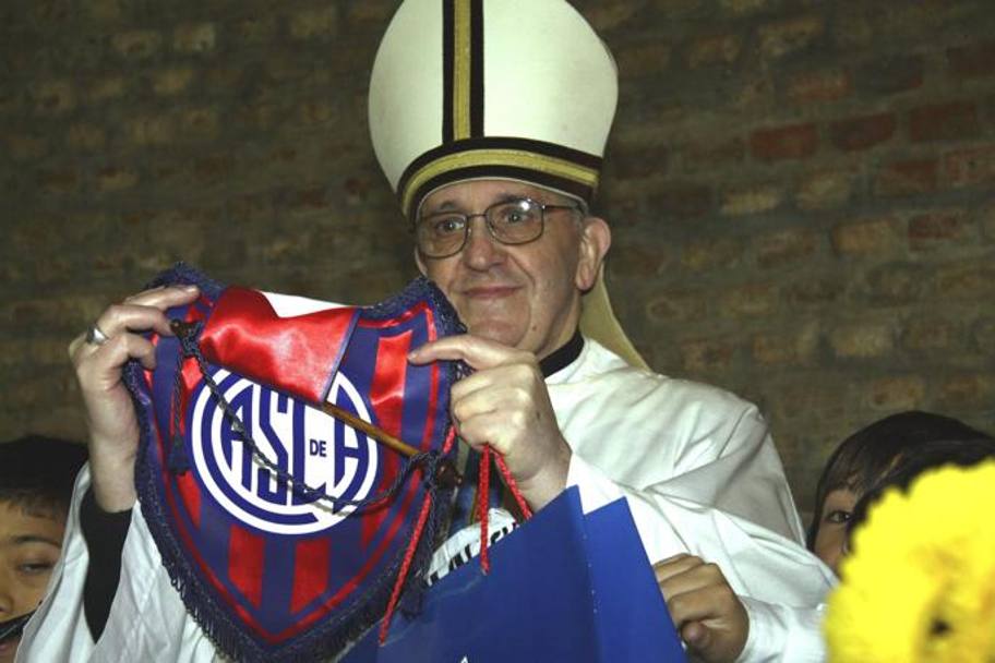 Ecco  Bergoglio con il gagliardetto del club argentino.